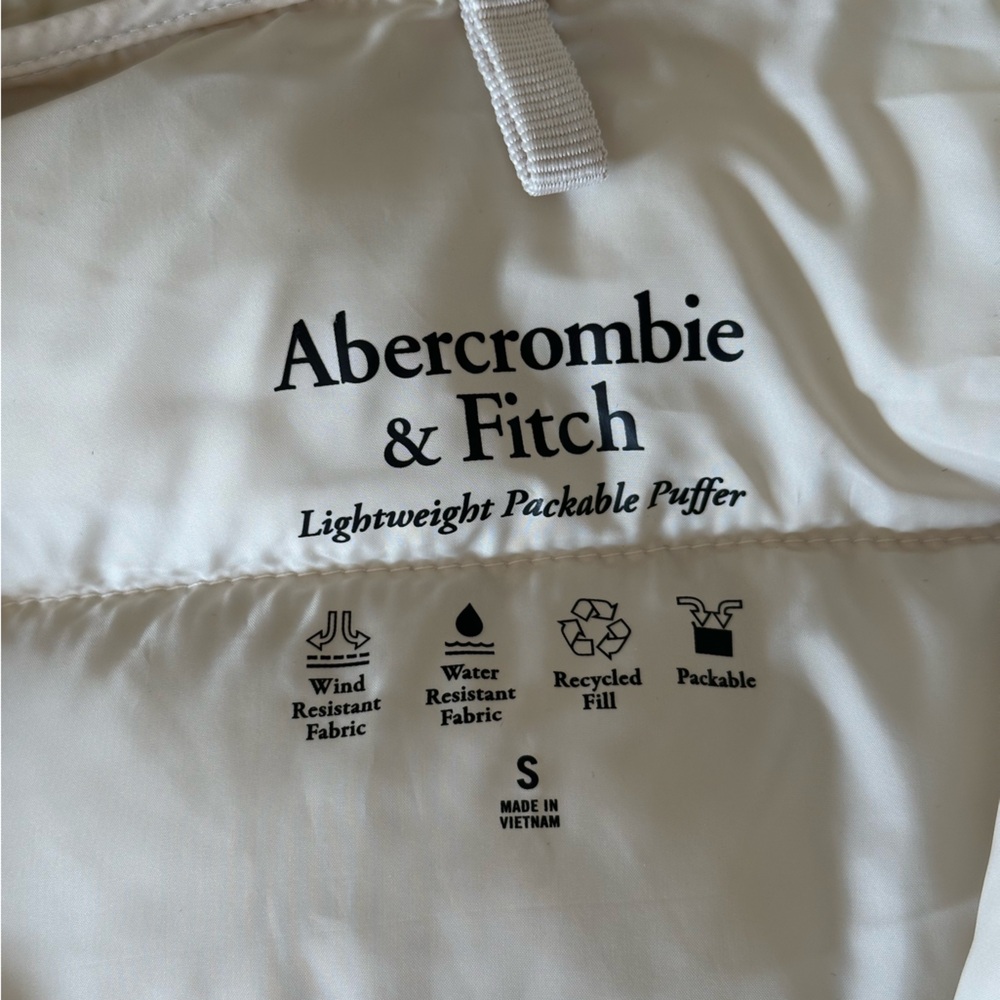 Abercrombie & Fitch Women’s lightweight packable puffer - Picture 5 of 5
